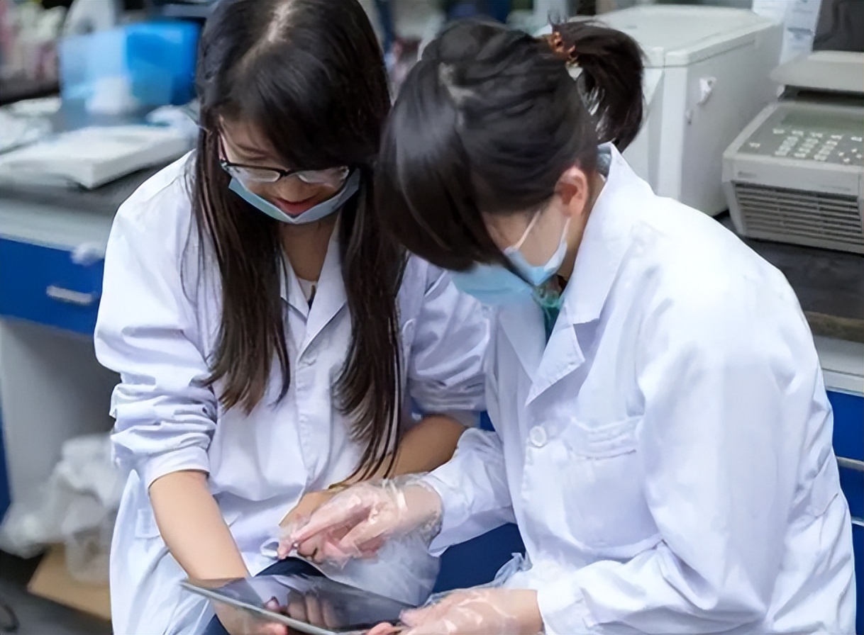 医学类专业发展前景排名，临床医学竟跌出前三，榜首热度持续攀升