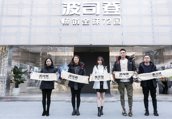 波司登限时快闪店登陆成都万象城 展示全球领先风采