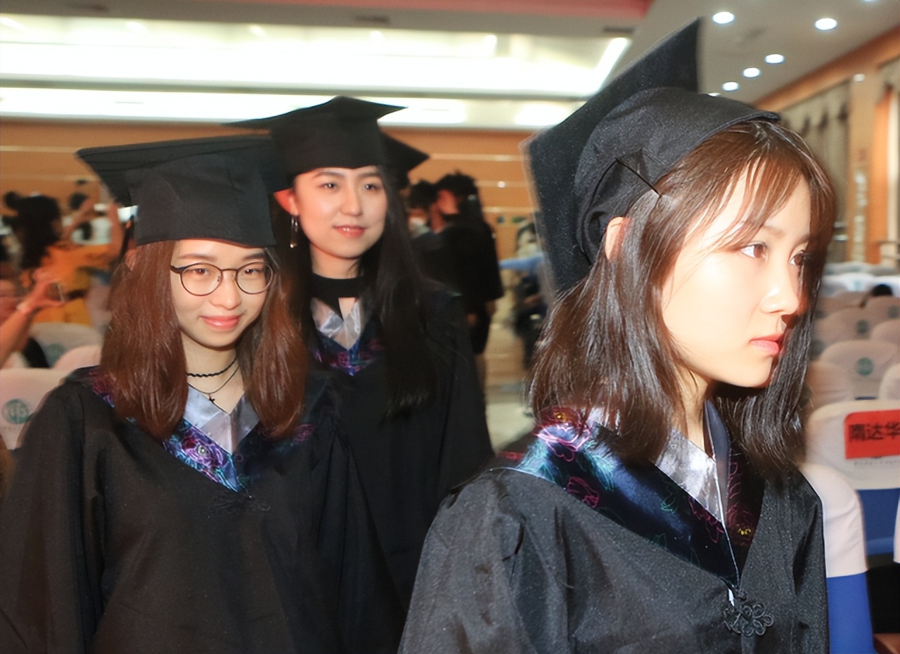 大学是所“整容院”？毕业生晒出对比照，大一与大四仿佛2个人