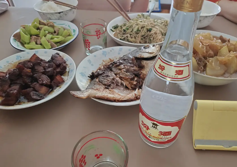 黄盖波汾,红星二锅头和绿脖西凤,三大"口粮王",谁更胜一筹?