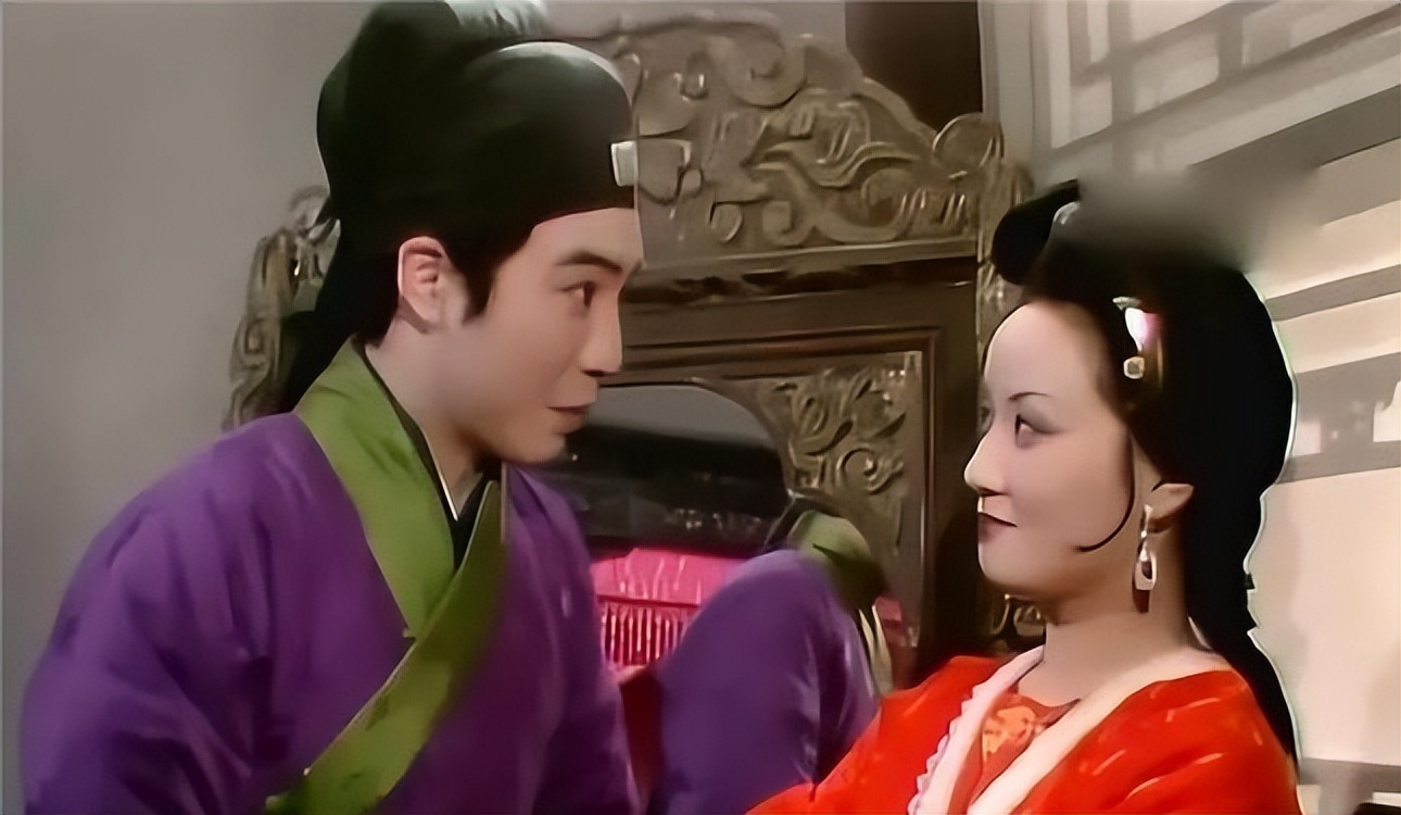 第二次相约,凤姐再次谋划,于是,贾瑞被贾蔷,贾蓉当场捉拿,并狠狠敲诈