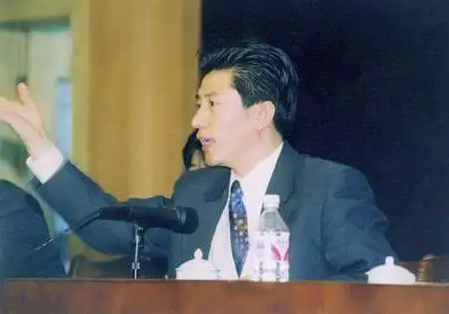 东北“巨骗”陈相贵陨落史：开悍马买182万手机号，08年锒铛入狱