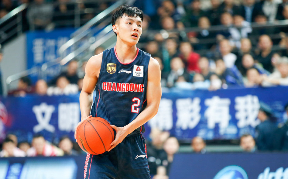 后衛(wèi)身高一米（2022年CBA現(xiàn)役七個“小矮人”，最高大的球員一米八）