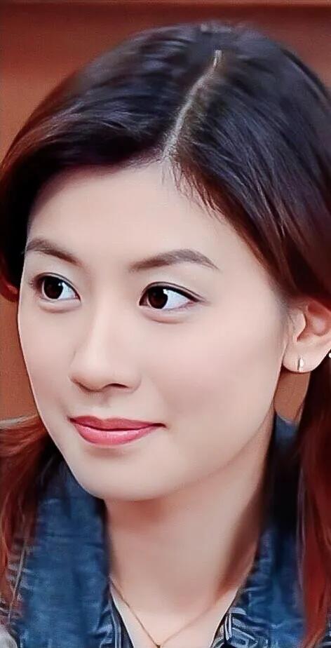 美人沟下巴(林青霞下巴美人沟,陈红圆中带方,都是顶级美女的标志)