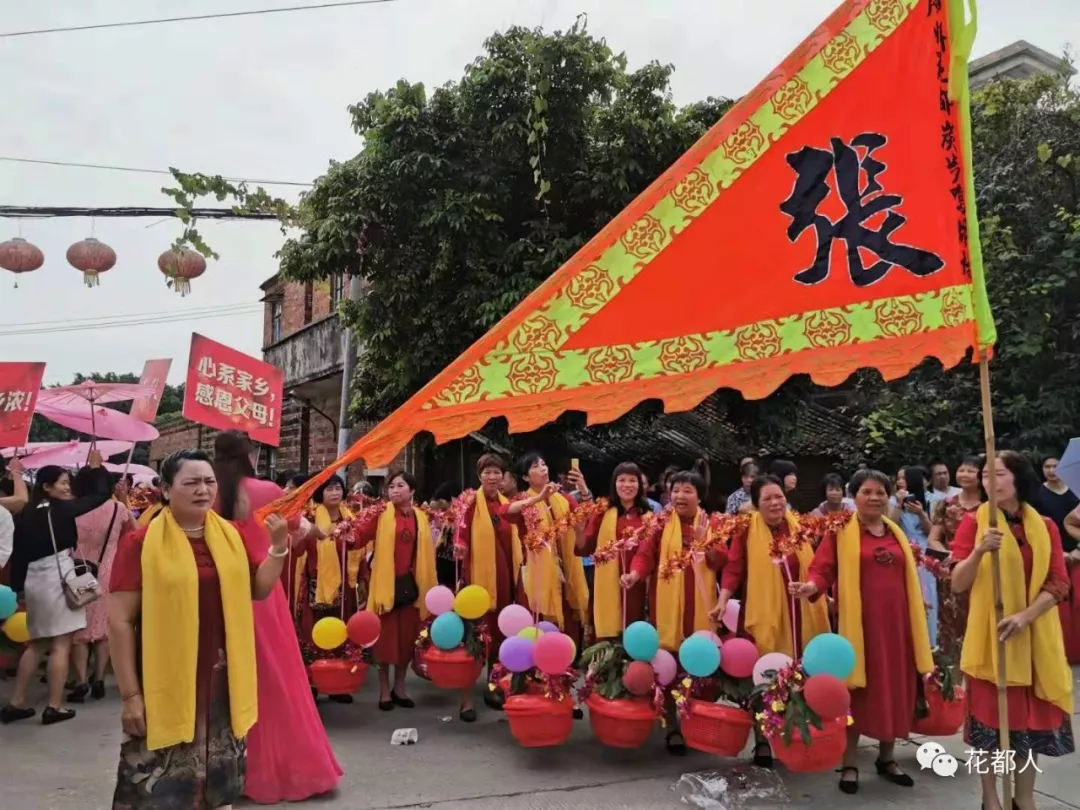 两球员忘形庆祝齐领红牌(「时光回廊」2019鸭湖村靓丽金花回娘家)