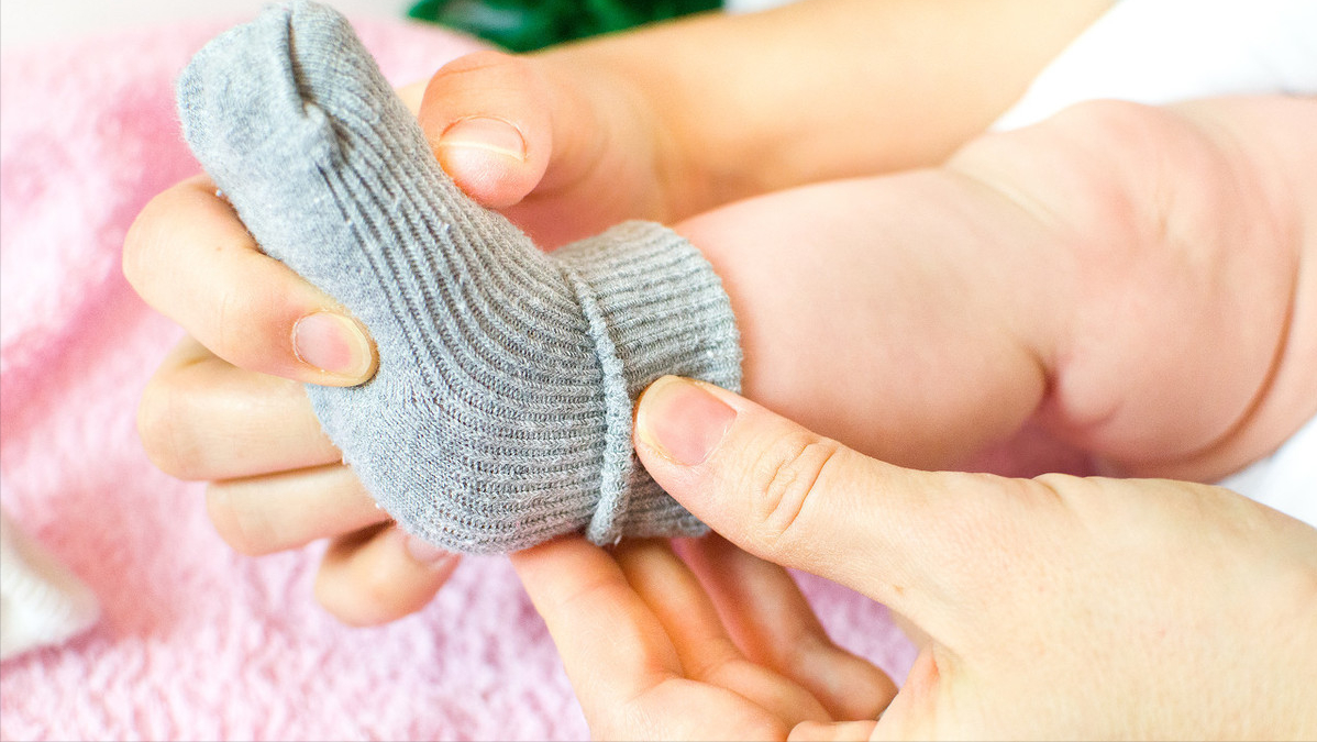 婴儿需不需要穿袜子(孩子为啥老脱鞋袜) - 乐宝宝贝