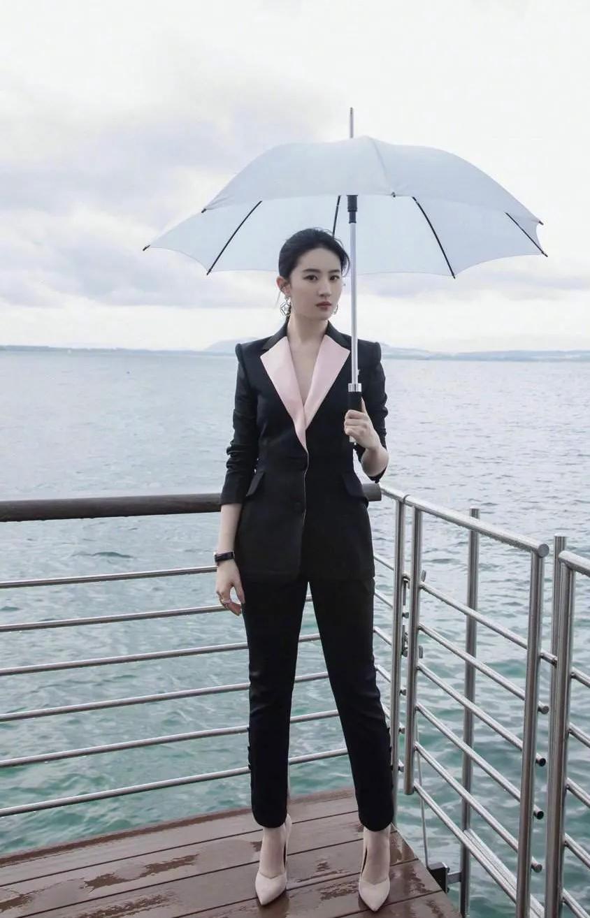 刘亦菲俏皮穿搭—别具一格，清雅脱俗，美到发光