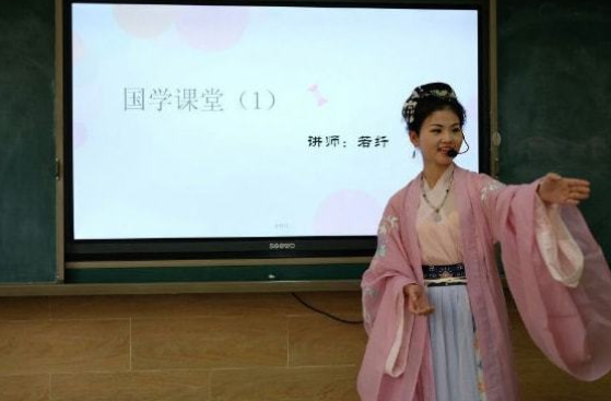 广东一学校设立汉服日，校内仙气飘飘，一男生穿龙袍打饭引人注目