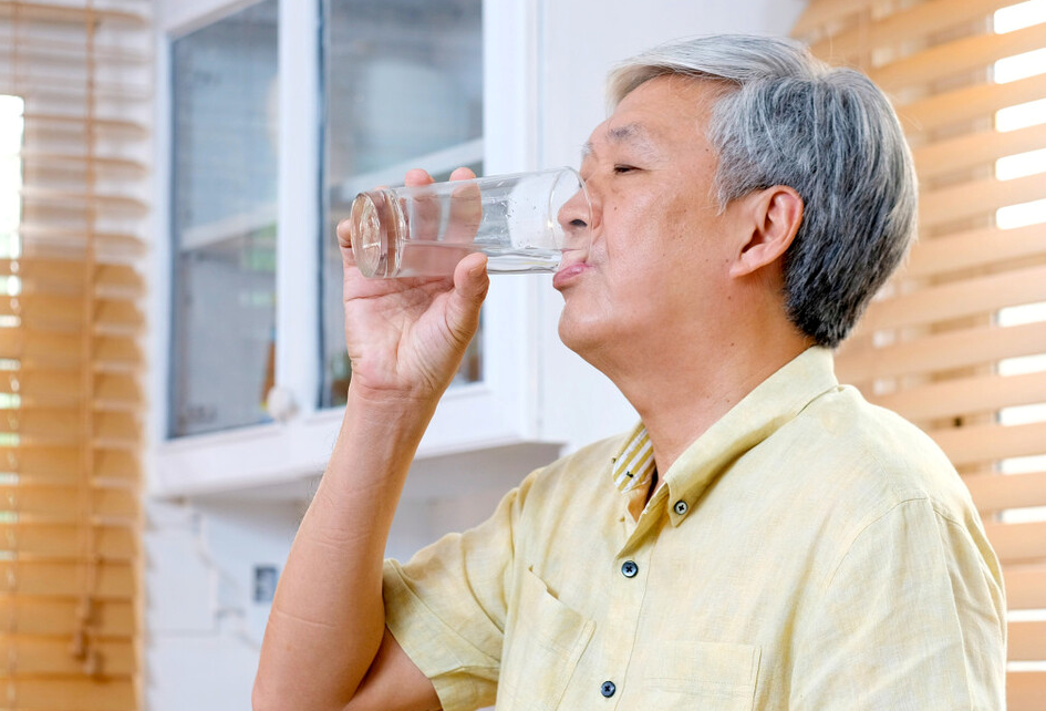 尤其是进入睡眠时,身体会排出大量汗液,中老年人起床后及时喝水,可以