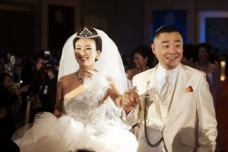 温州富豪胡洁：前夫贪污获刑16年，二婚带娃嫁周立波，送上保时捷