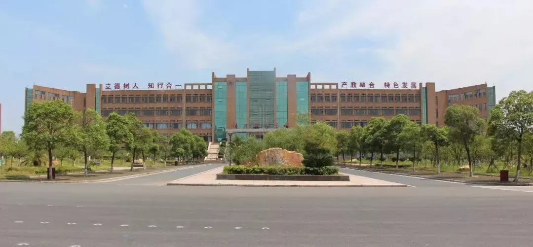 大学老师犯错遭唾骂，中学老师打人被同情，是何道理？