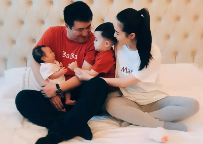 相差20岁兄妹一起“隔离”，本以为会鸡飞狗跳，不料妹妹性情大变