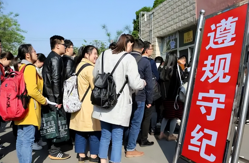 “体制内男友”再添一名！明星都难逃的编制魅力，究竟有多香