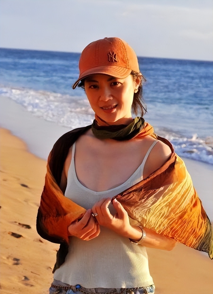 央视主持人姜丰:事业巅峰时赴英留学生子,离婚后独自抚养子女