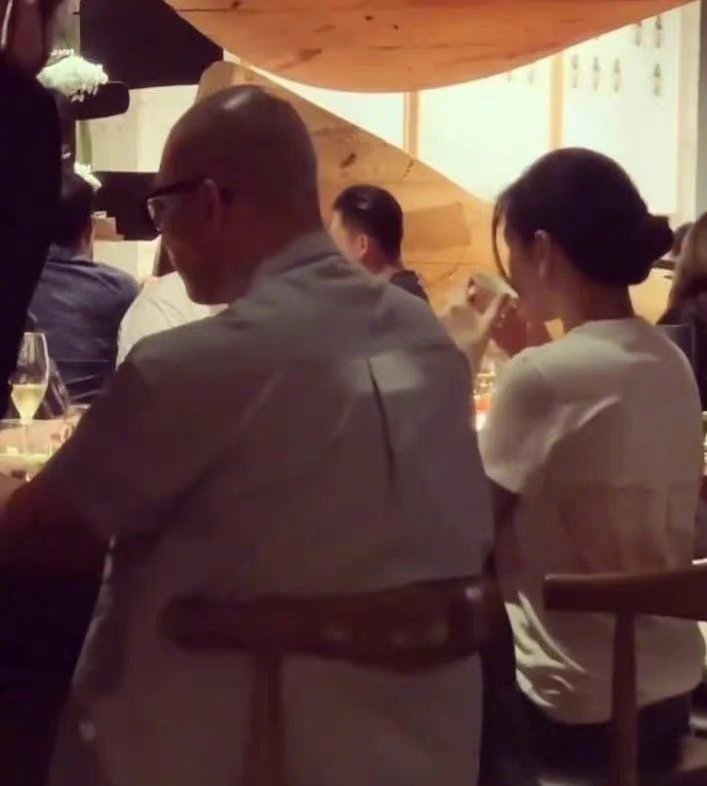 大S陪老公具俊晔刺青，男方将“熙媛”刻在手臂，脖子纹甜蜜情话