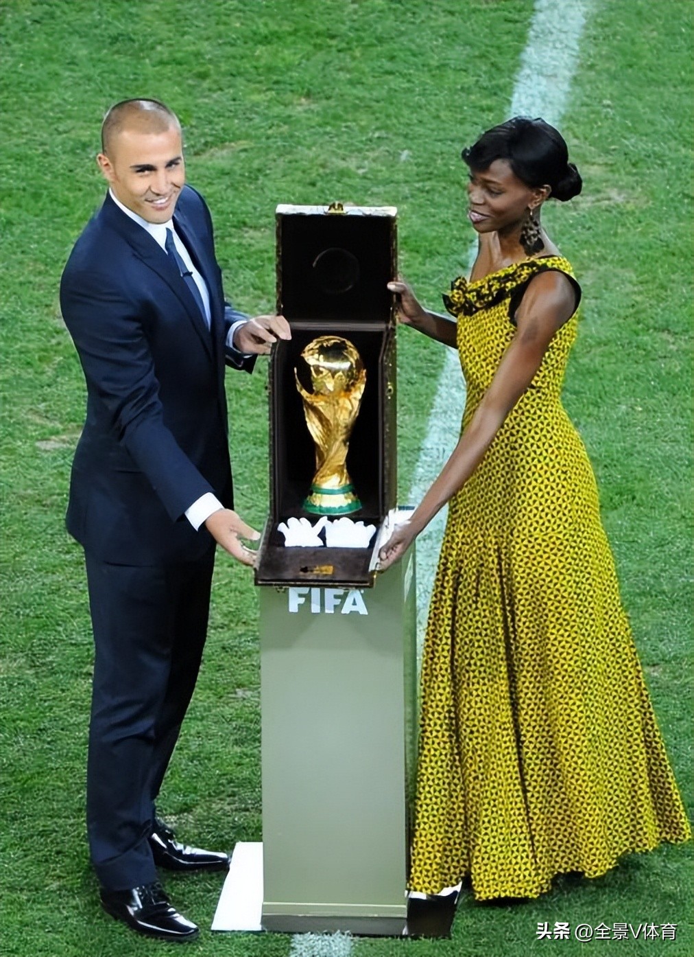 大力神杯图片（人人都想举起的大力神杯有多重？它是由何种材料制成的？）