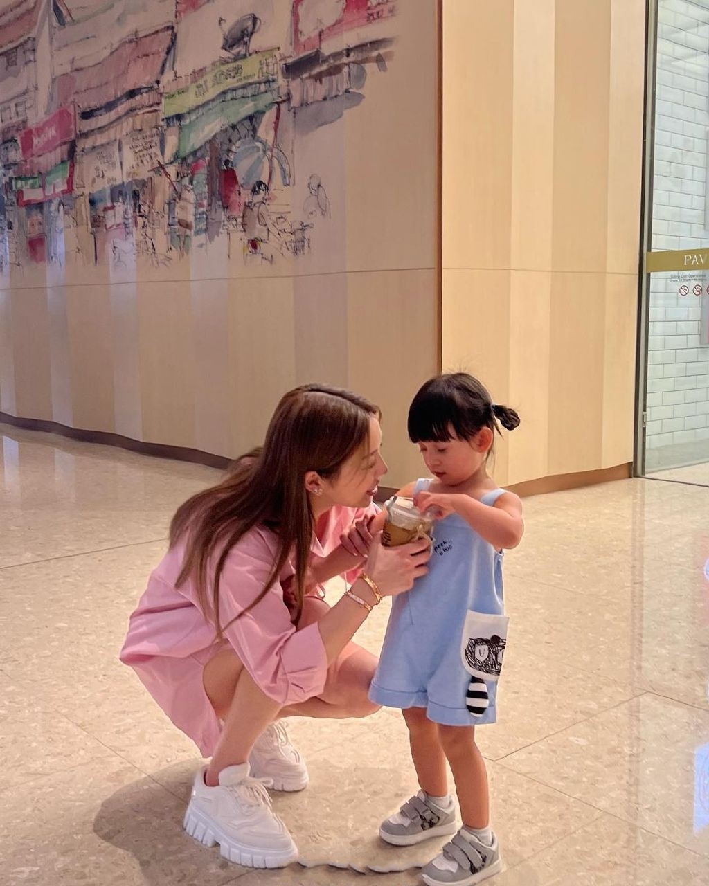 名媛严纪雯逛街，女儿颜值很高和妈妈超像，闺蜜有何超盈和文咏珊