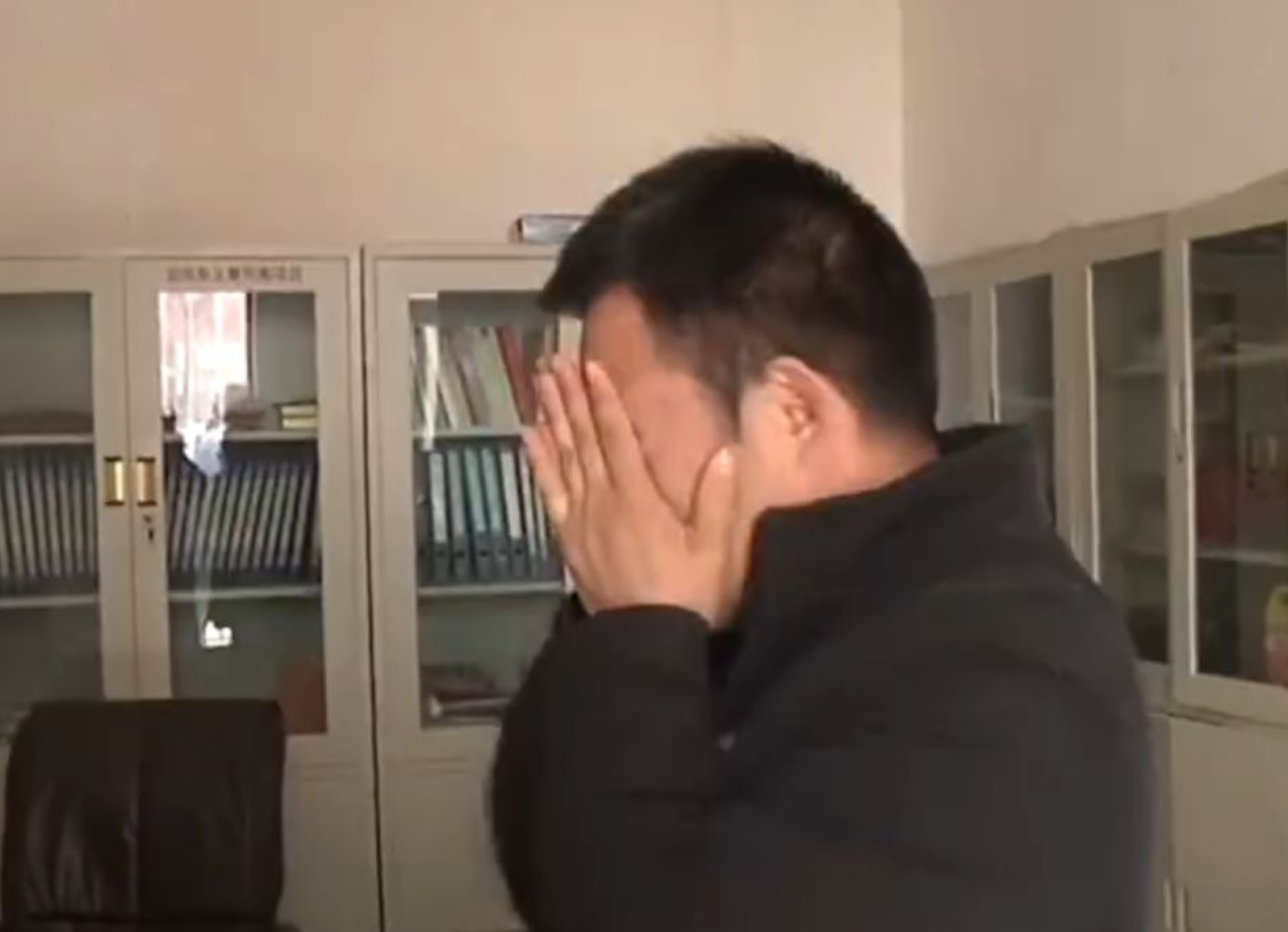 学生餐后呕吐最新进展：三大责任方已处理2个，争议校长仍无消息