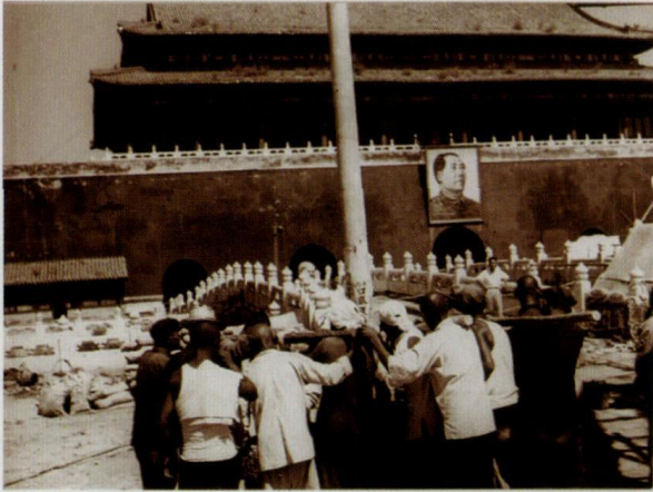 1950年，毛主席新画像挂上天安门，北京市民：怎么只有一只耳朵？