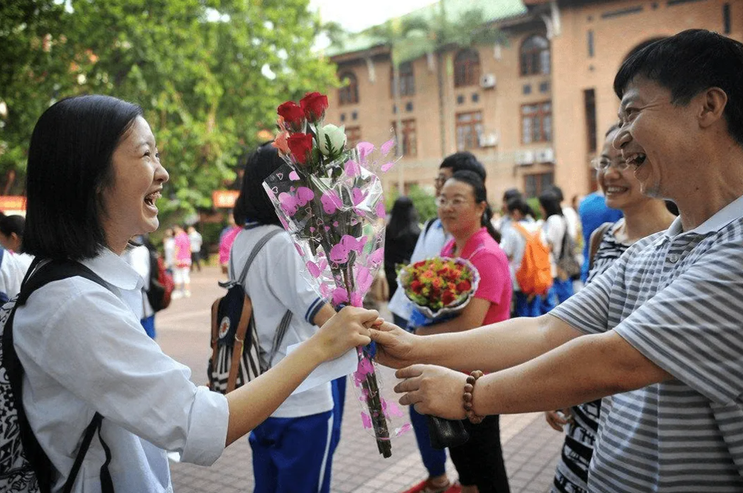 中考和高考当天，父母该不该“全程陪考”？大四学姐说出实话
