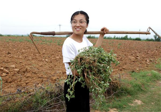 17岁农村女孩考上中山大学，为攒学费每天下地干活