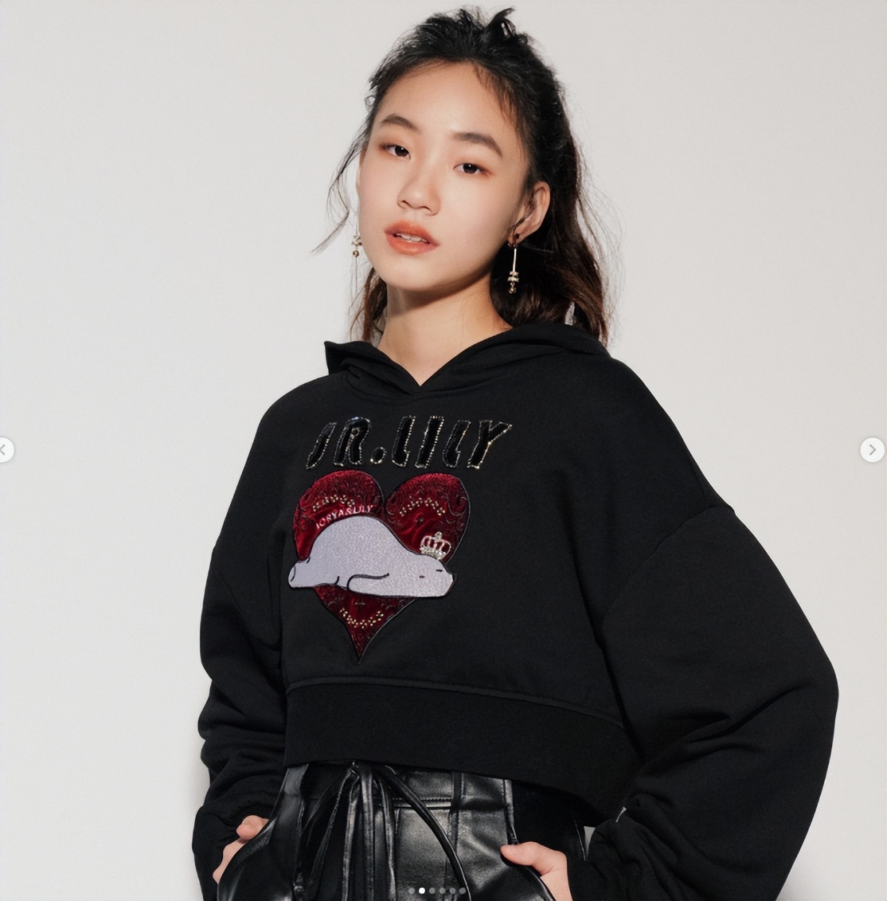 小S二女儿晒怼脸自拍，颜值高气质佳被喊话出道，S妈点赞外孙女