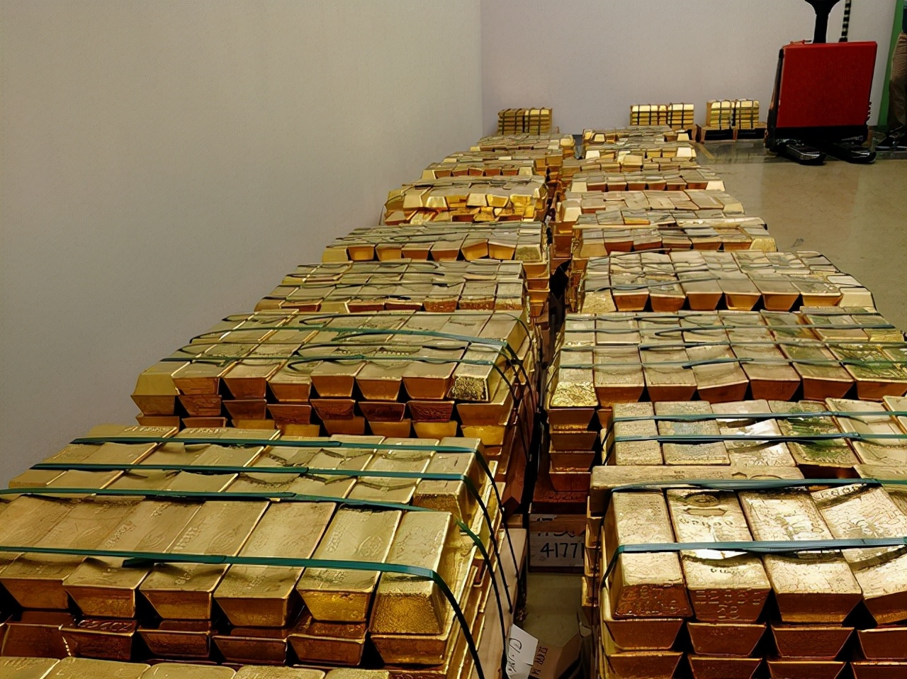 700吨黄金运抵中国，中国持续抛售530亿美债，美国人正在抢购金币