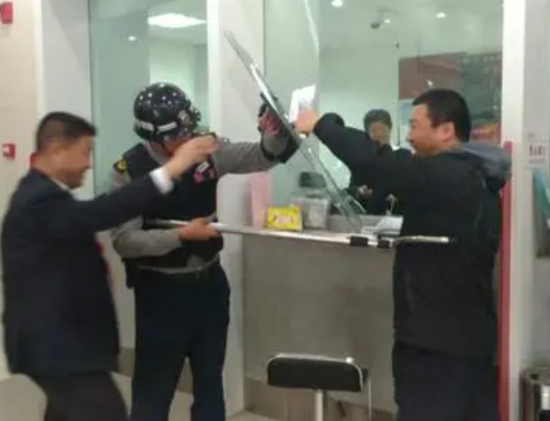 高考状元抢银行10万，被抓时仅花100多元，出狱后再考入重点大学