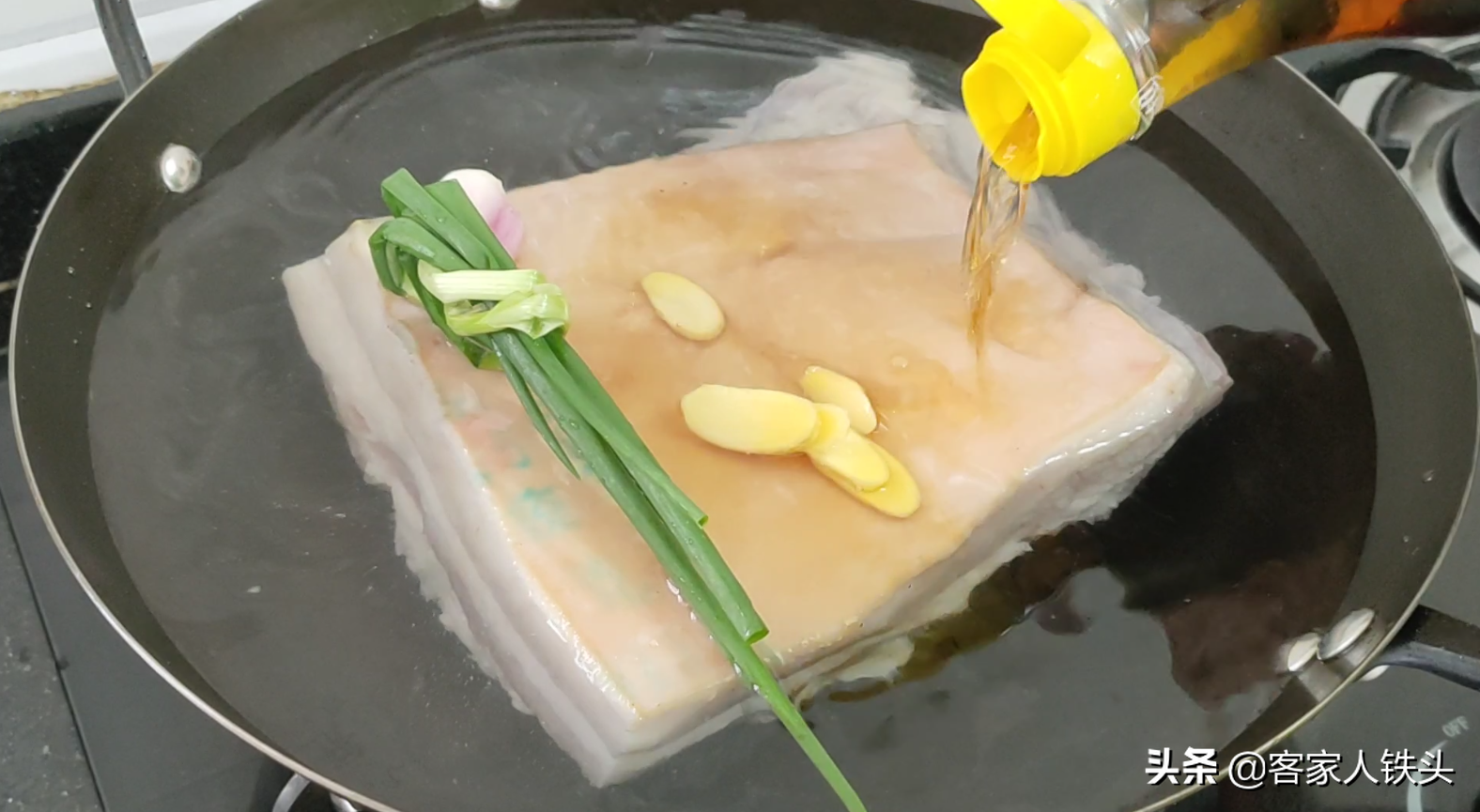 2斤五花肉，垫个竹网放入锅中，出锅软糯好吃又好看，做法很简单