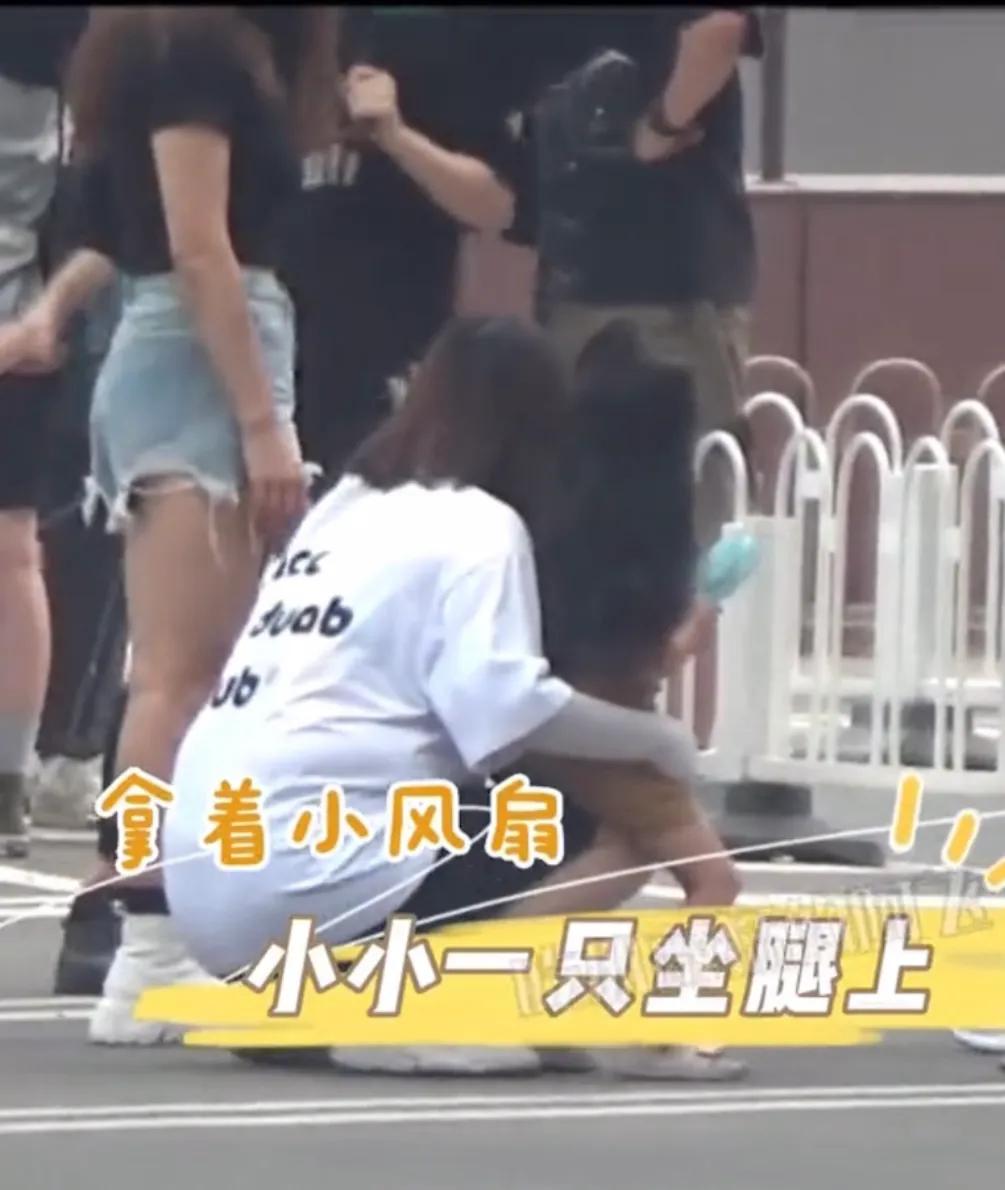 高圆圆片场和女儿互动温馨有爱，3岁Rhea活泼可爱，镜头感很强