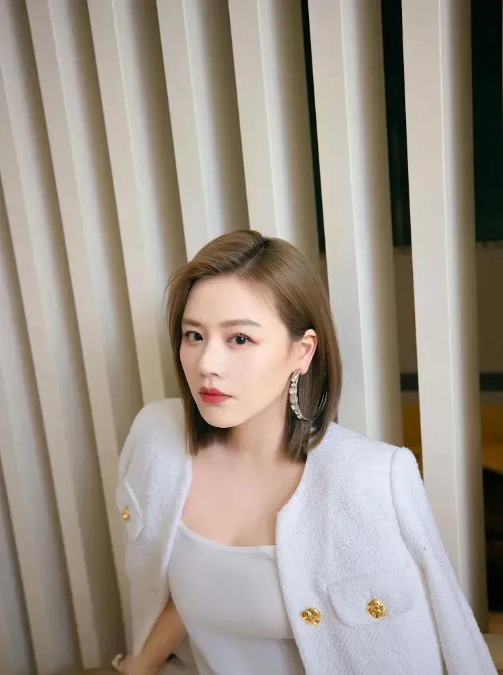 马思纯丸子头青春有活力，小巧的五官，圆圆的眼睛显得特别有神