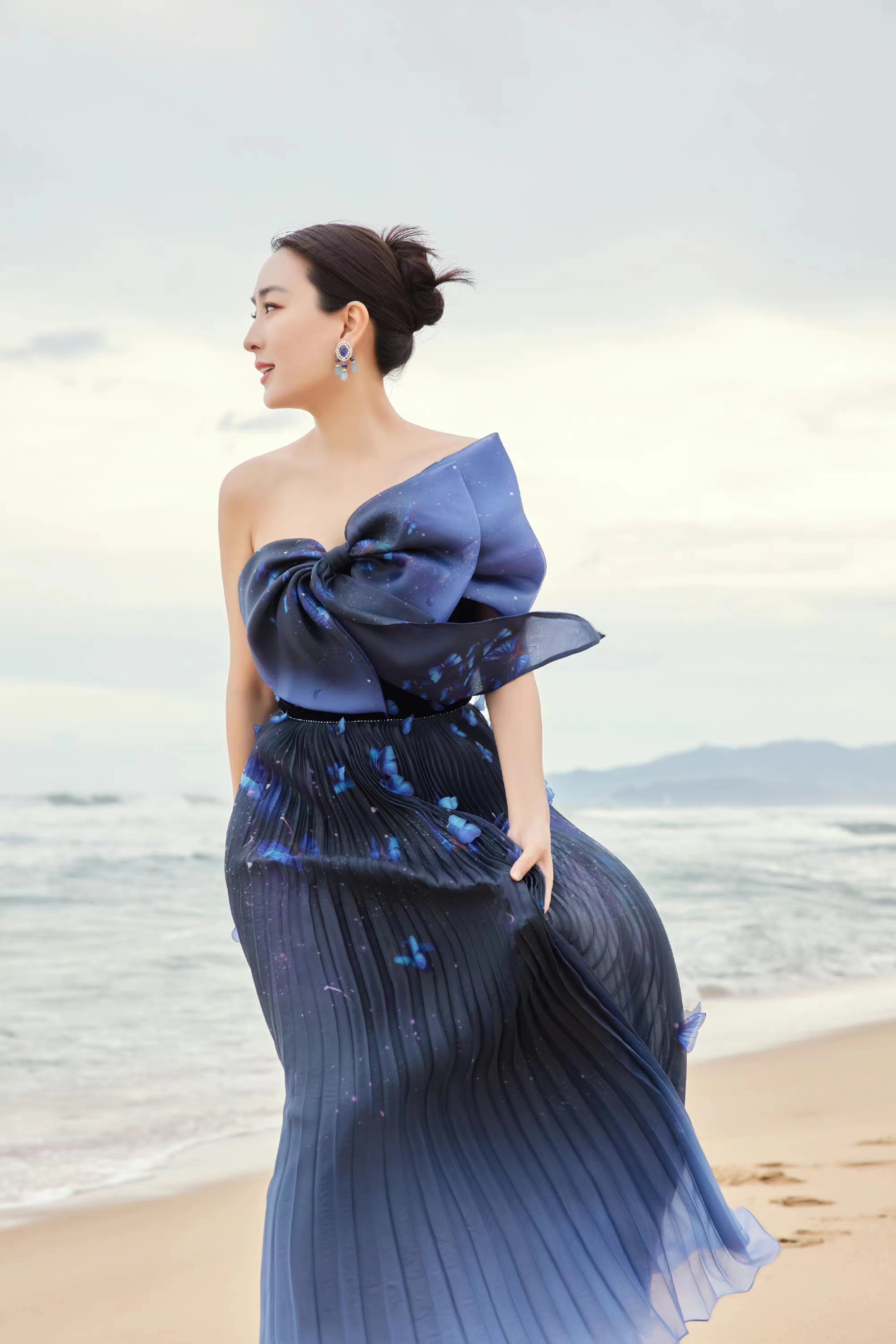 好在马苏五官精致又立体,颜值还是挺高的,这款发型与礼服裙很匹配