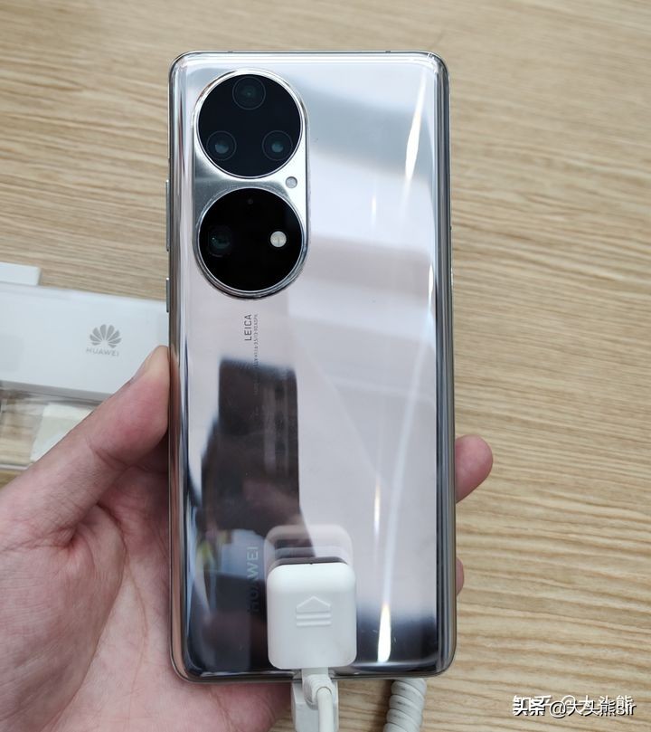 买华为P50 pro还是买小米12S Ultra？