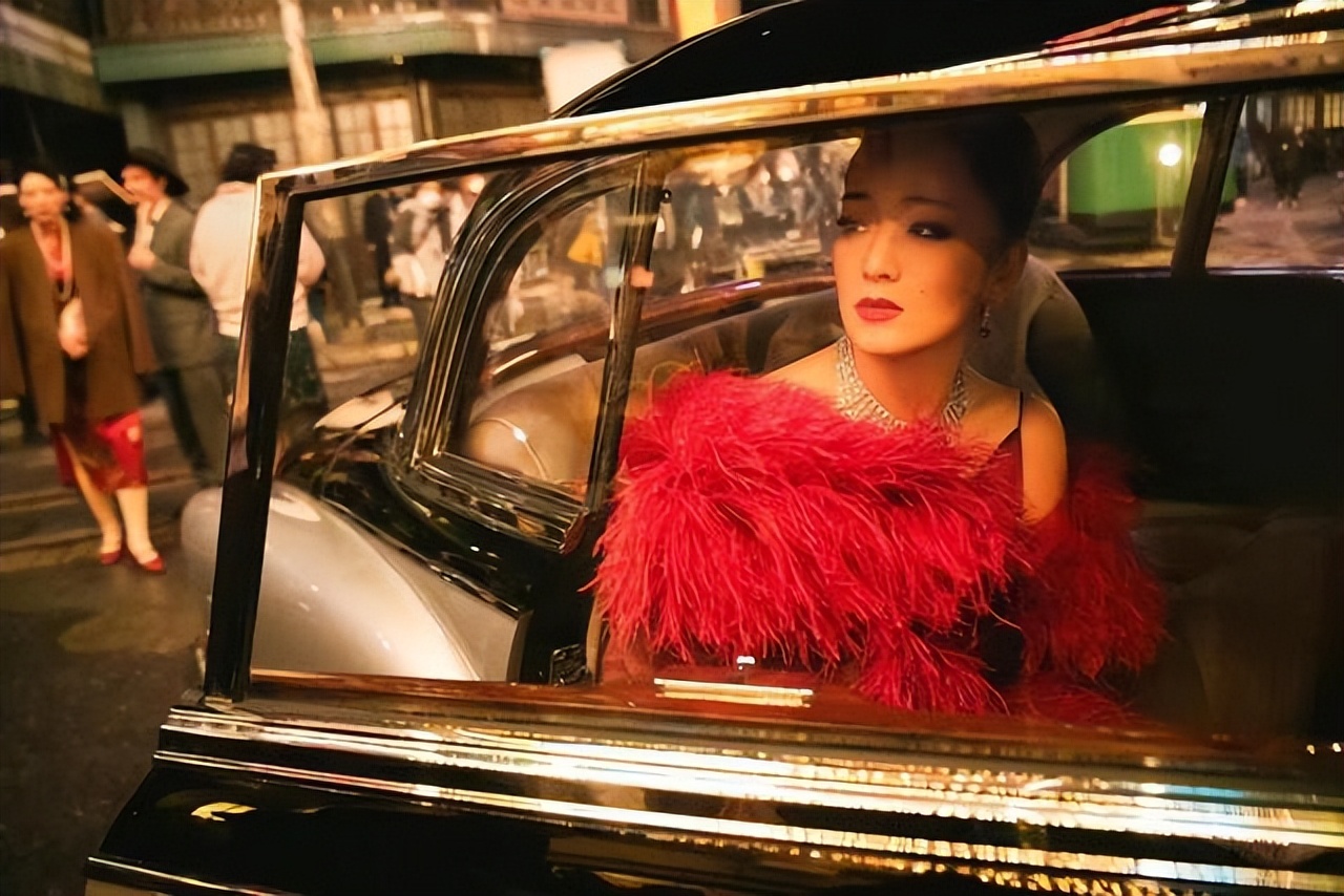 56岁巩俐久违拍广告大片！穿貂裙化身飒气女王，国际范真不容小觑