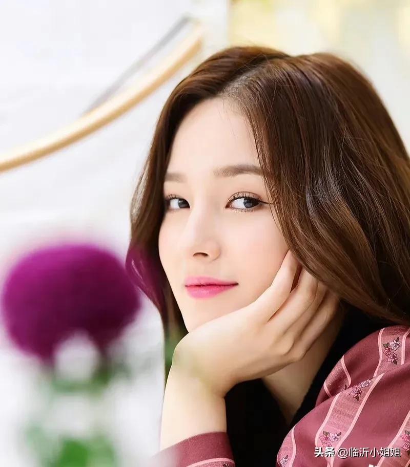 李承利,青春靓丽的性感美少女,温柔惊艳的混血神颜,太有魅力啦