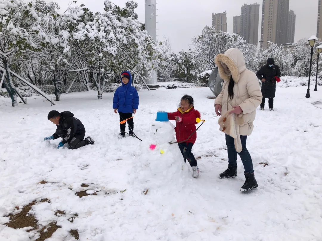 一场大雪一场欢，打雪仗、堆雪人，像小孩子一样激动兴奋