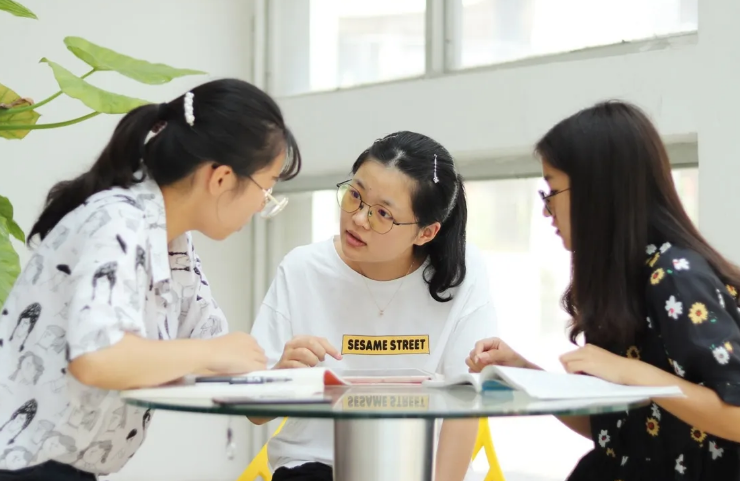 女生期末考试压力太大，面对室友痛哭流涕，看到专业后就理解了