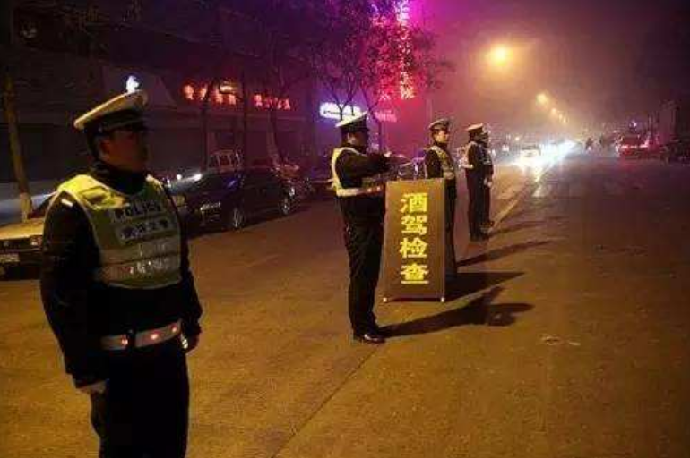 女子撞车想私了撒娇后续(十指相扣甚至搂抱撒娇，肇事车主事后居然打算用“美人计”私了)