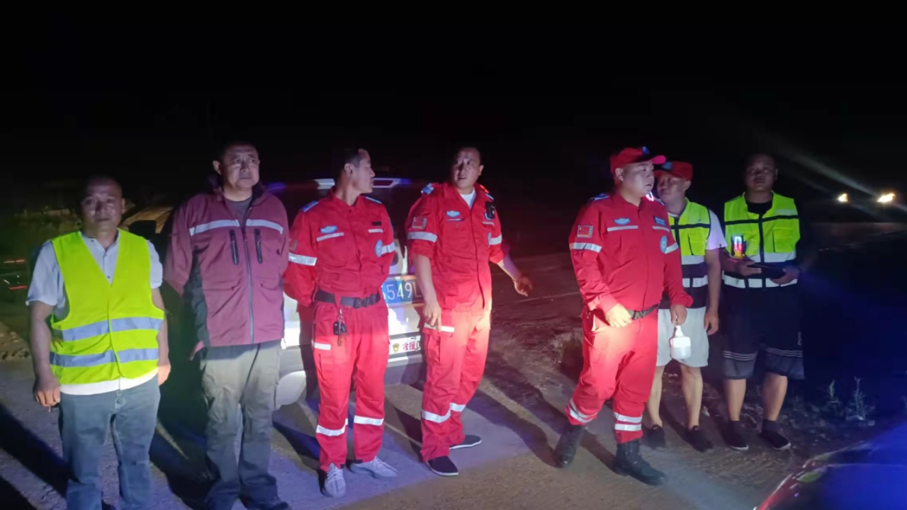 中国公益记录者在线海伦救援工作站海北南合搜寻落水人员
