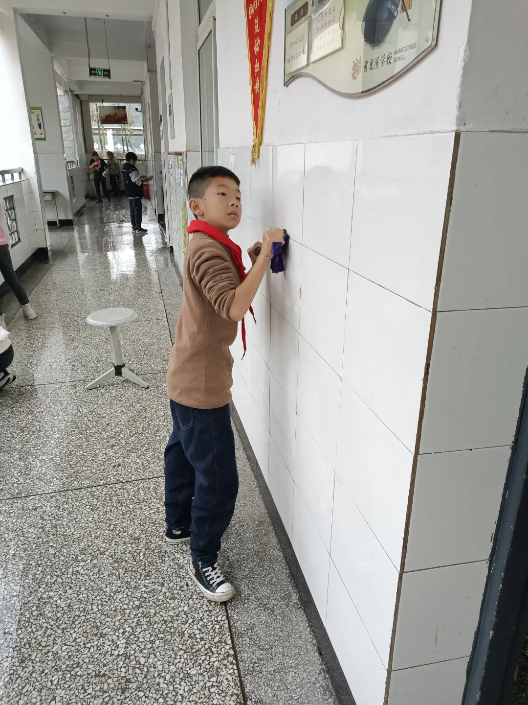 校园大扫除，生动的劳动教育课——黄龙溪学校开展劳动教育课程