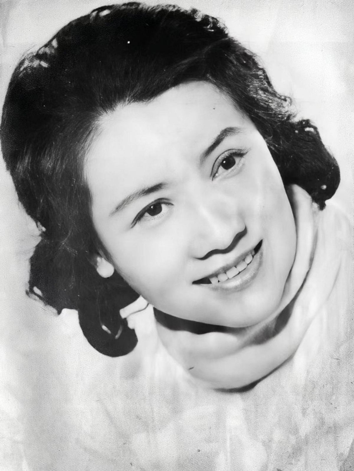 歌唱家朱逢博:丈夫离世后,守着骨灰生活14年,如今生活现状怎样