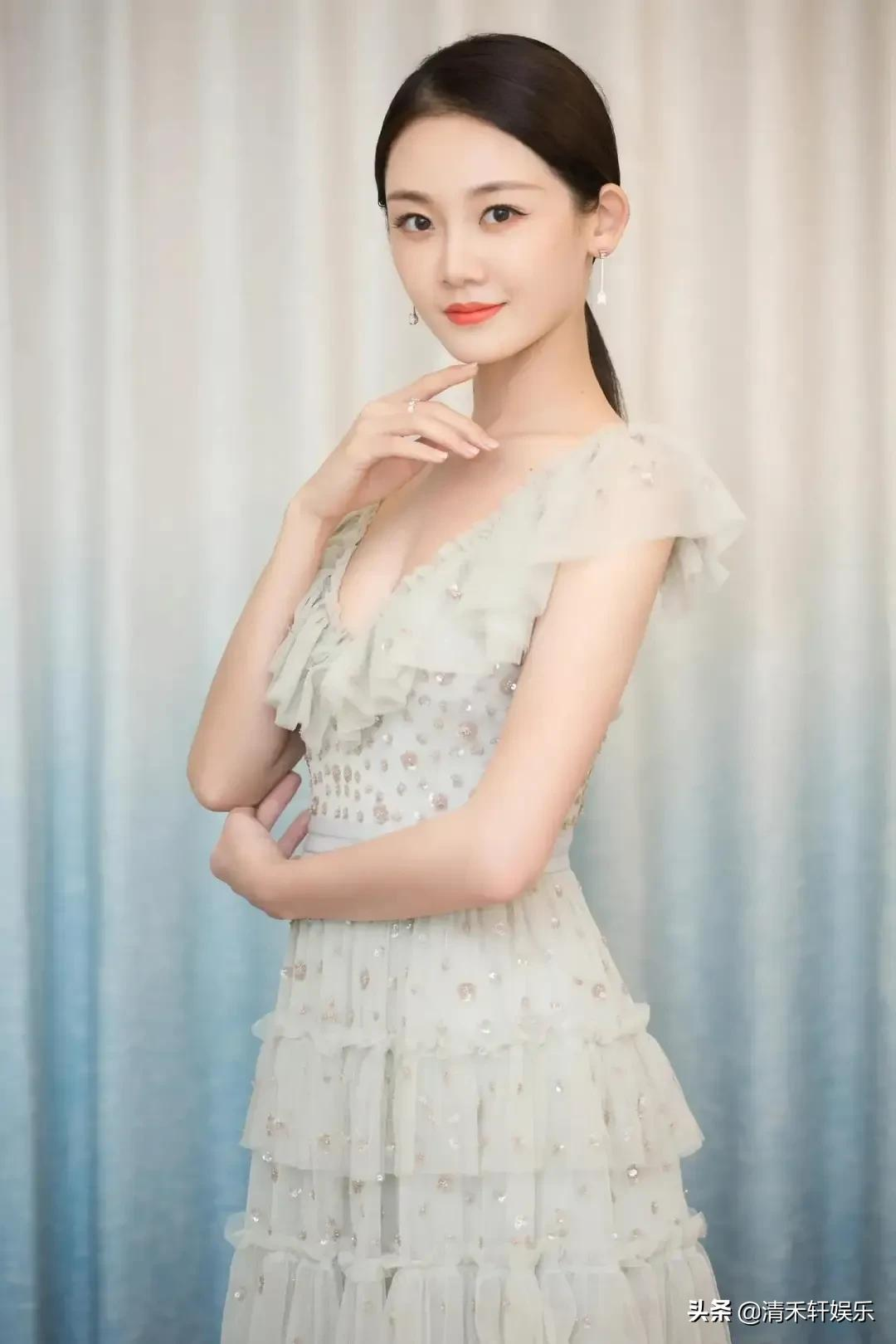 苗苗长发披肩时，更温婉动人。羡慕郑恺，娶到漂亮的老婆回家