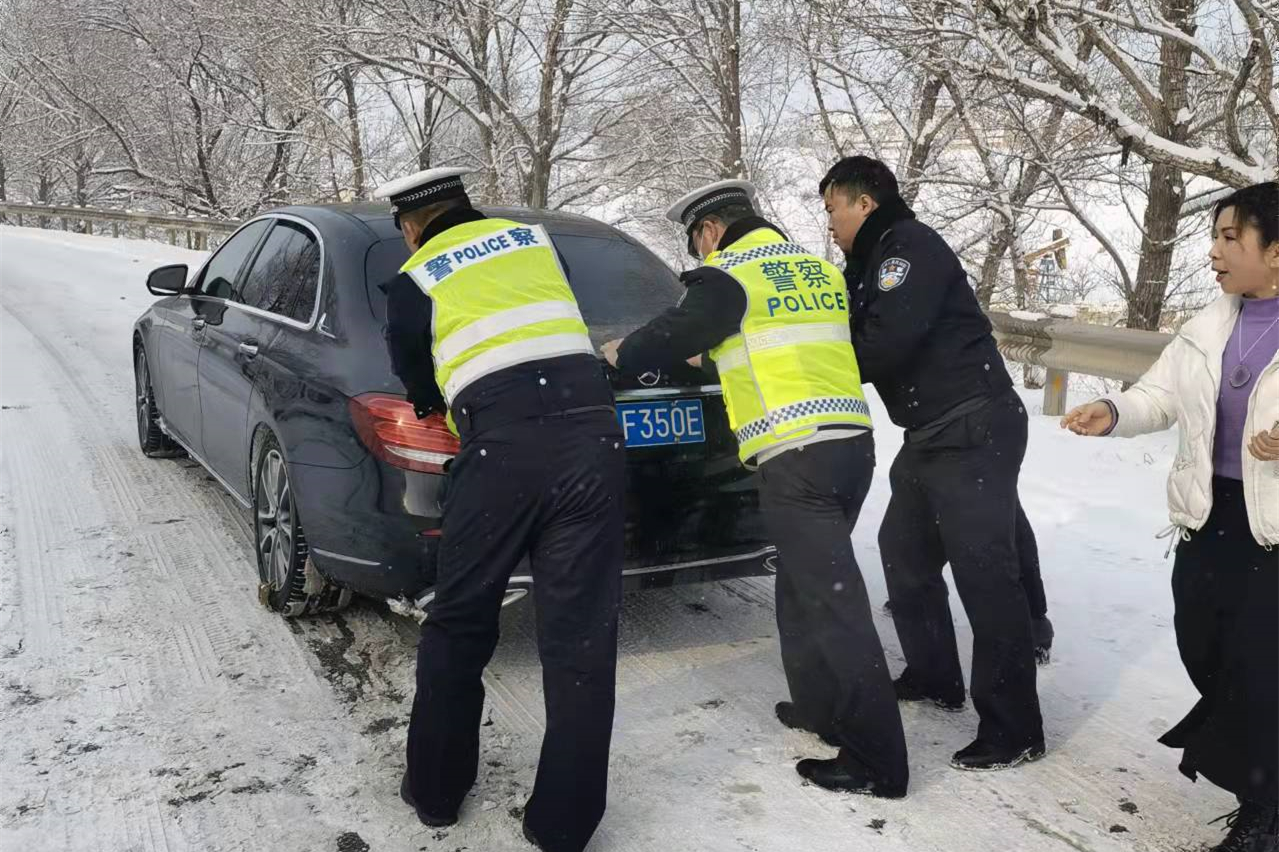 定边县公安局交警大队春节期间“三强化”全力确保道路畅通，营造有序道路交通环境