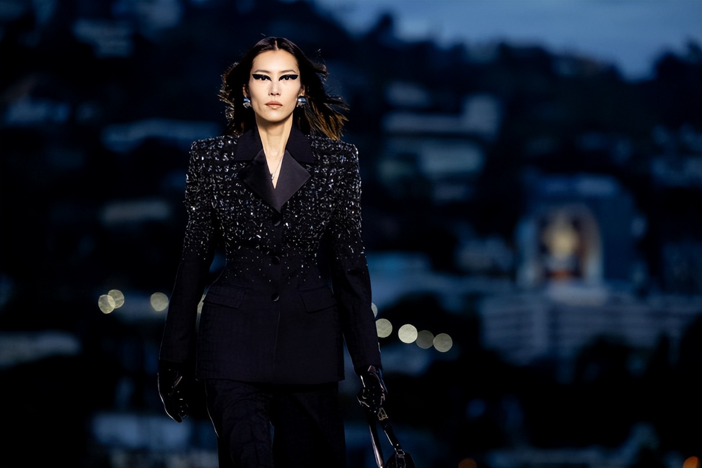 刘雯在美国走秀眼线画到太阳穴被热议!妆容再次翻车,气场很无敌