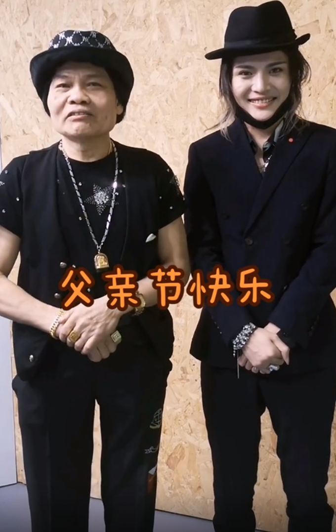 港星八两金长居内地！戴5件金器出镜显阔气，27岁儿子被赞很帅气