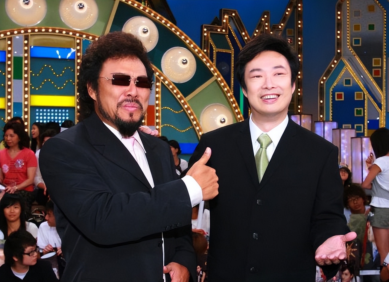 费玉清71岁哥哥被偶遇,张菲胡子拉碴似路人,穿着邋遢不注意形象