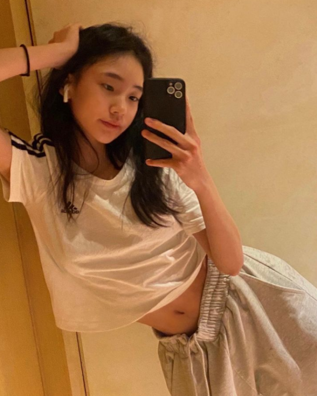 小S二女儿晒怼脸自拍，颜值高气质佳被喊话出道，S妈点赞外孙女