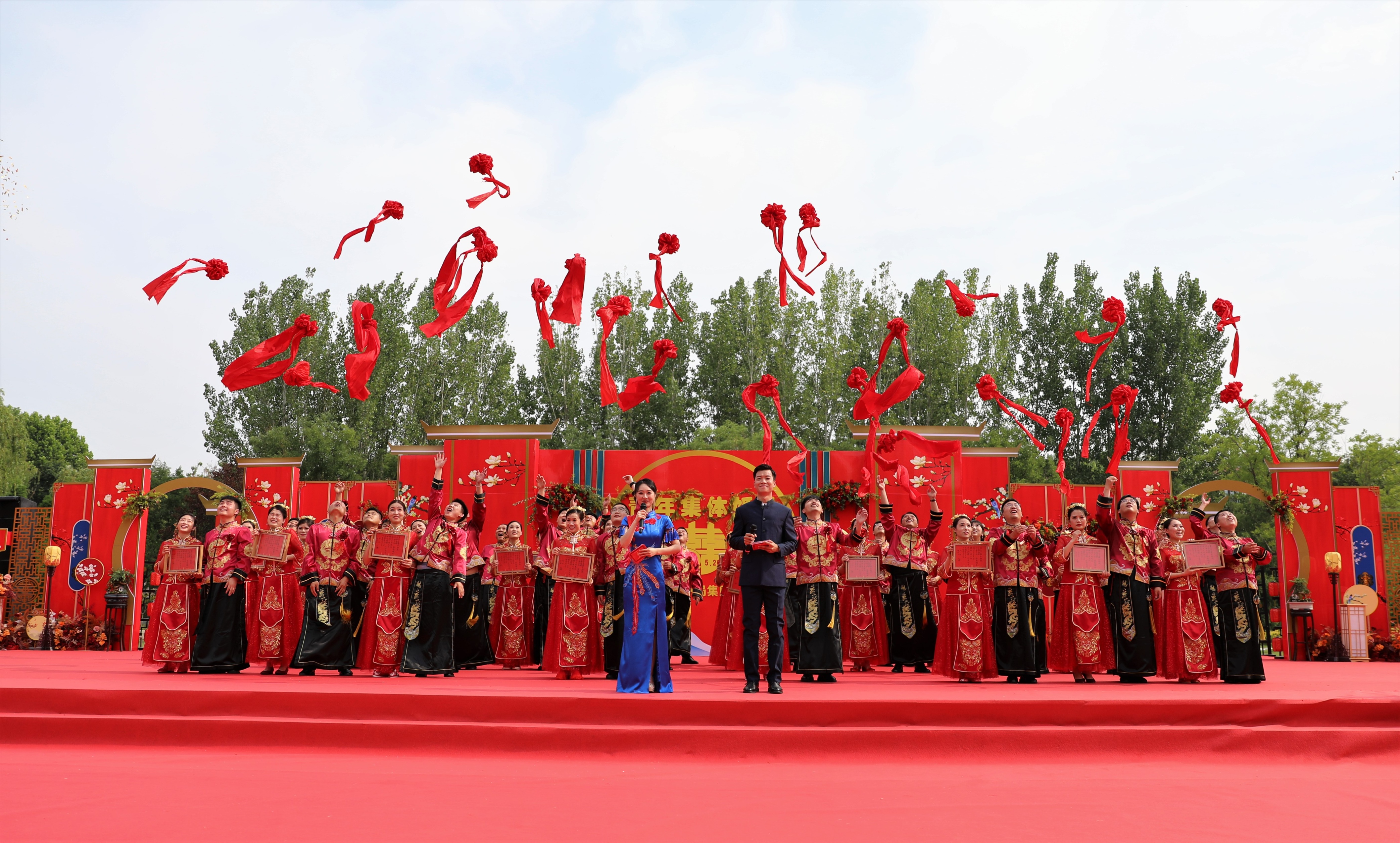 中国铁路郑州局连续举办17届集体婚礼为492对新人证婚