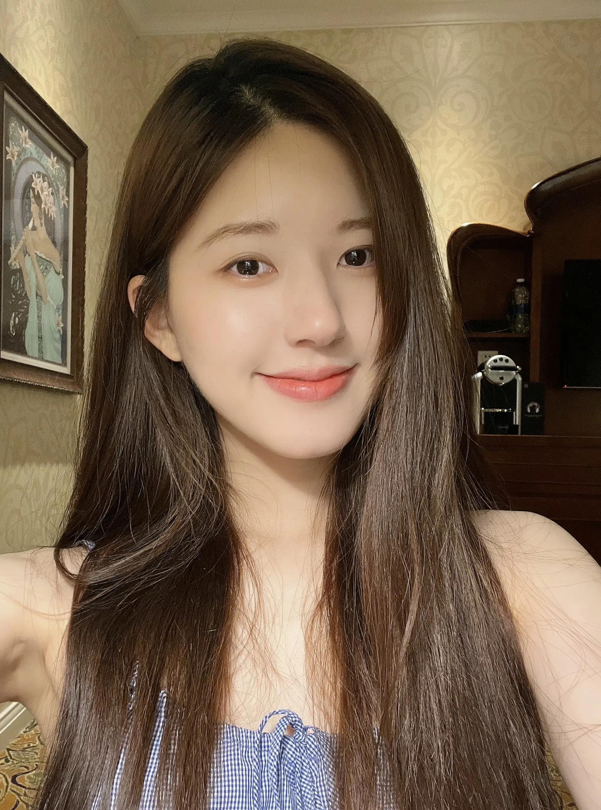 女明星赵露思写真集:秀丽清纯,巧笑倩兮