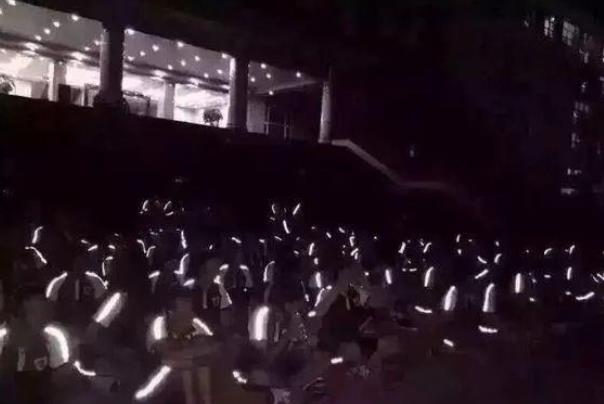 为了防止中学生早恋，校长绞尽脑汁，专门设计一套“特殊”校服